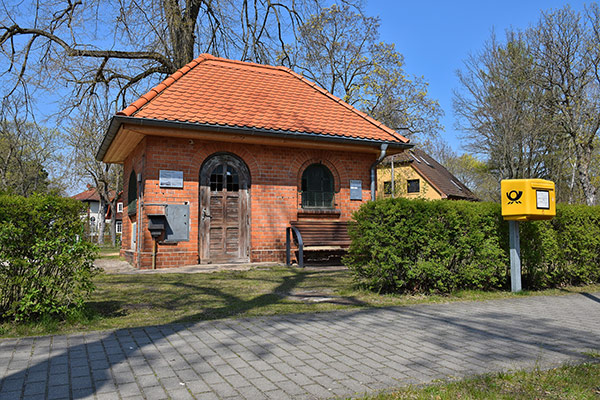 Sehenswürdigkeit Schillerplatz mit Altem Gashäuschen Eichwalde / Ronny MIttenzwei