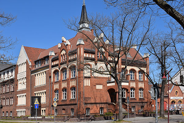 Sehenswürdigkeit HUmboldt-Gymnasium Eichwalde / Ronny MIttenzwei